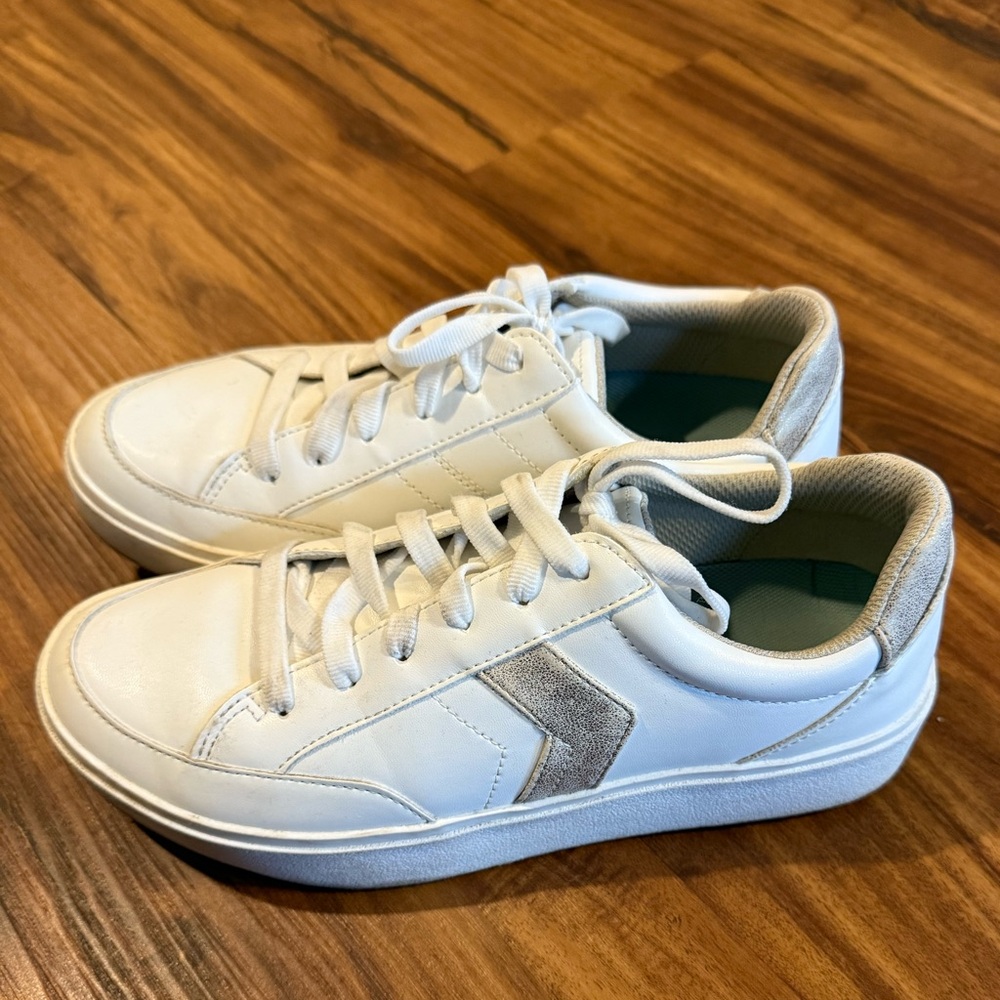 Women’s Size 7 Walking Shoe